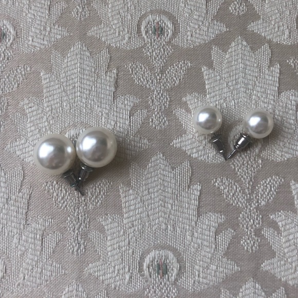 Faux Pearl Stud Earrings - Picture 4 of 5
